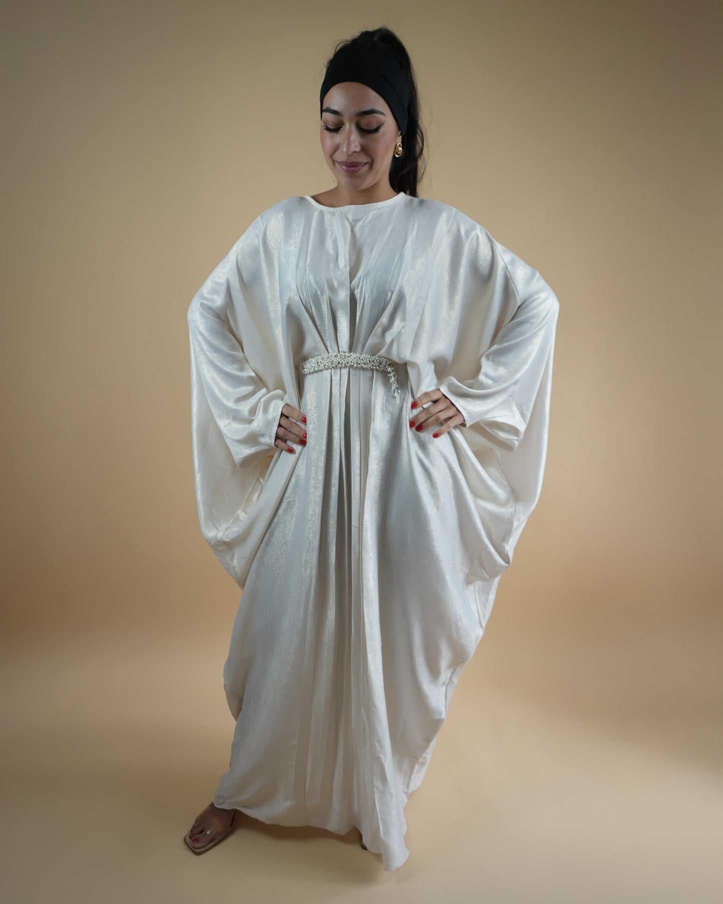 Abaya Farasha blanche satinée - Élégance et fluidité