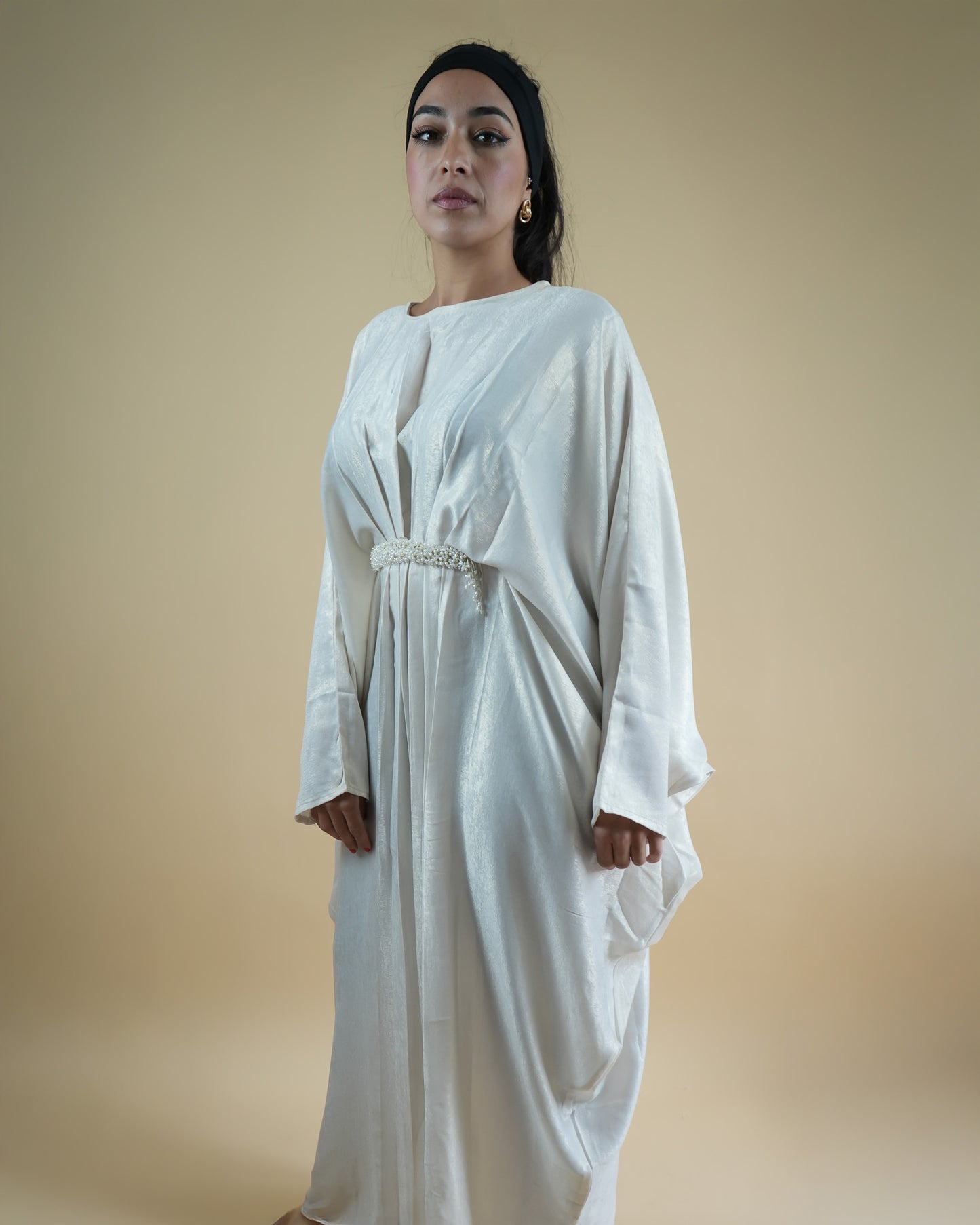 Abaya Farasha blanche satinée - Élégance et fluidité
