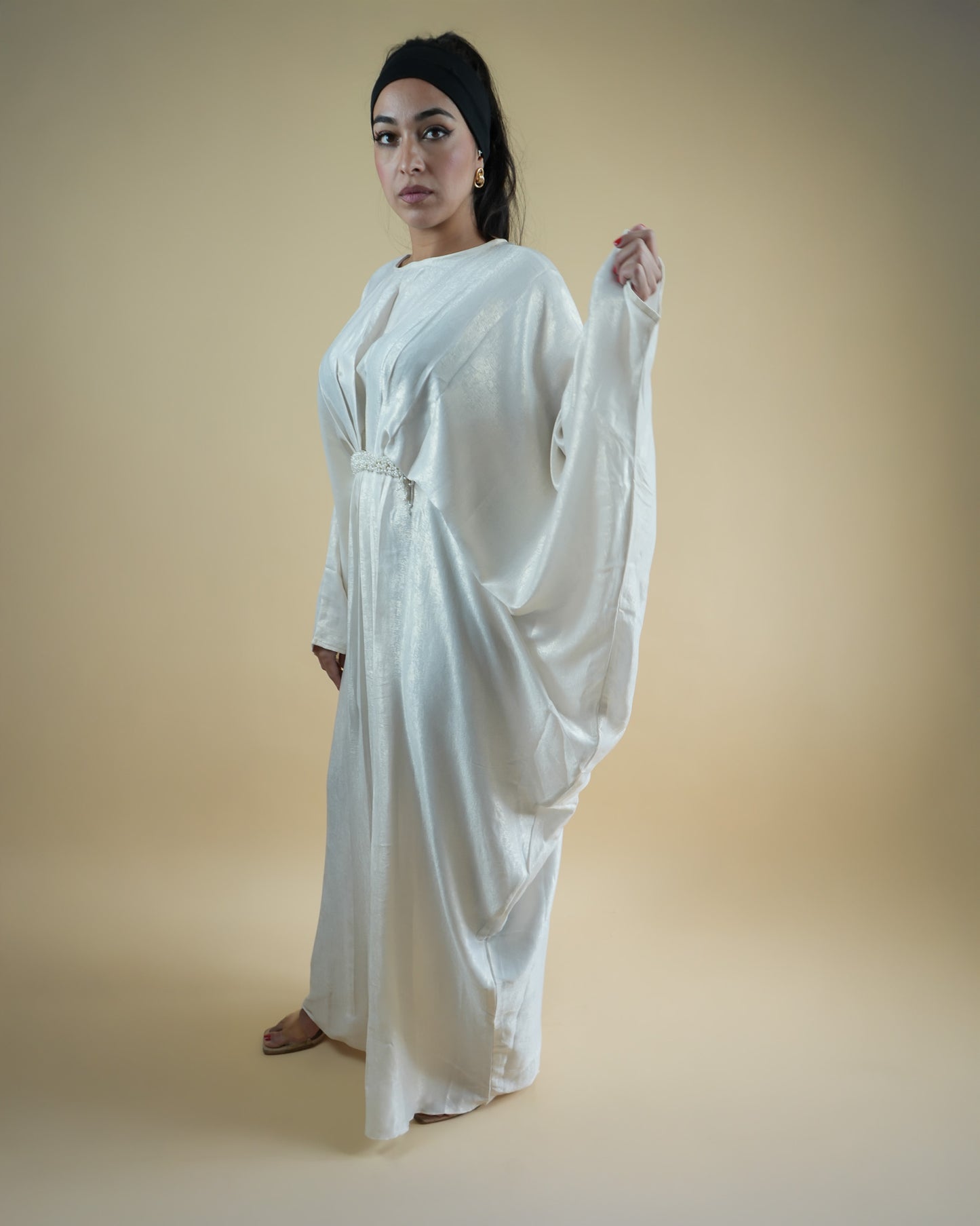 Abaya Farasha blanche satinée - Élégance et fluidité